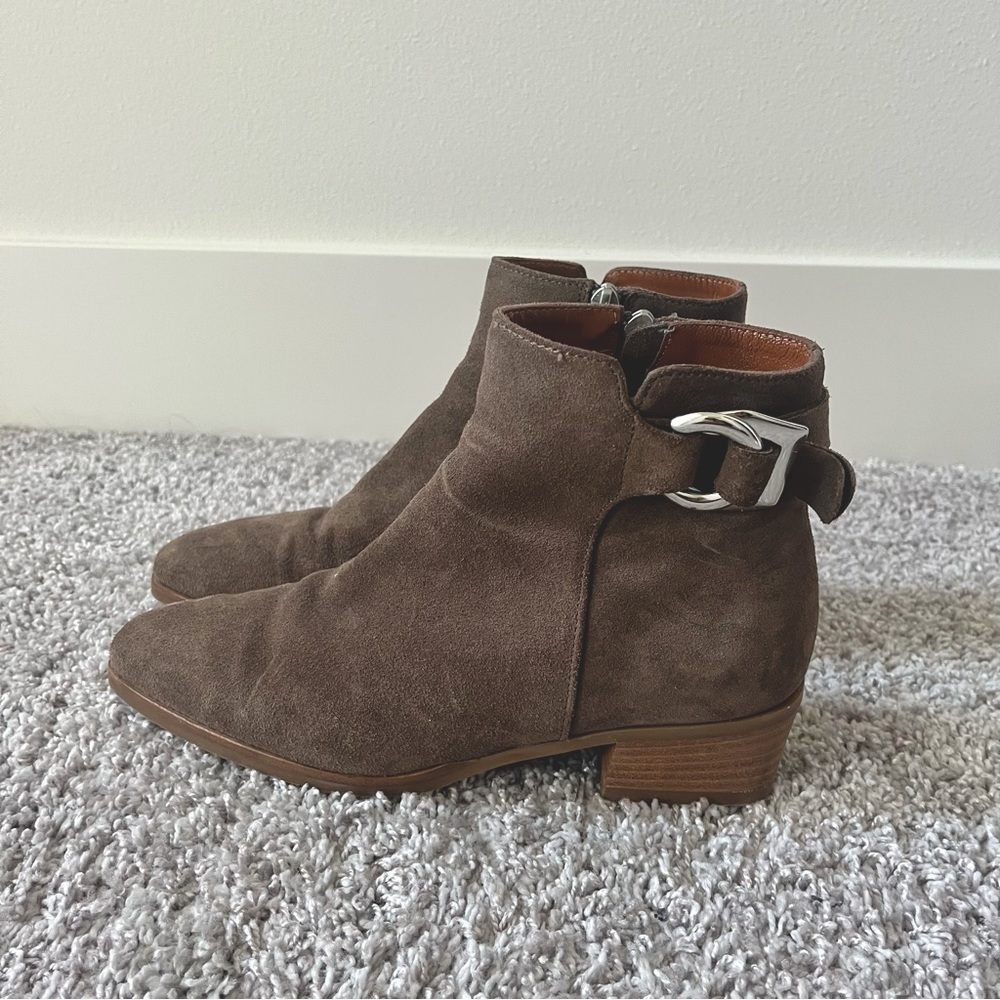 Aquatalia Waterproof Suede Ankle Boots 7 taupe brown modern low Booties